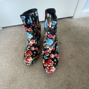 AEROSOLES Black and Red Ankle Boots with chunky heel. Brand new. Never worn.